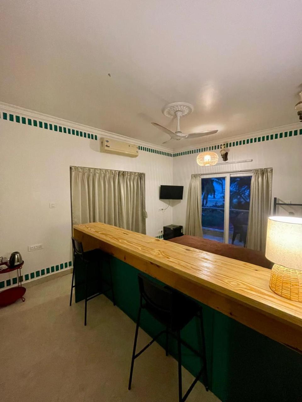 Valletta Beachside Morjim Ngoại thất bức ảnh